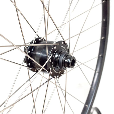 Priekinis ratas 28" YAK3SIX, dinama 6V 3W, d-brake 6B, 32H, Thru Axle