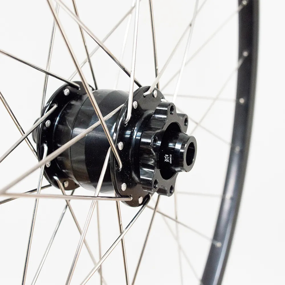 Priekinis ratas 28" YAK3SIX, dinama 6V 3W, d-brake 6B, 32H, Thru Axle