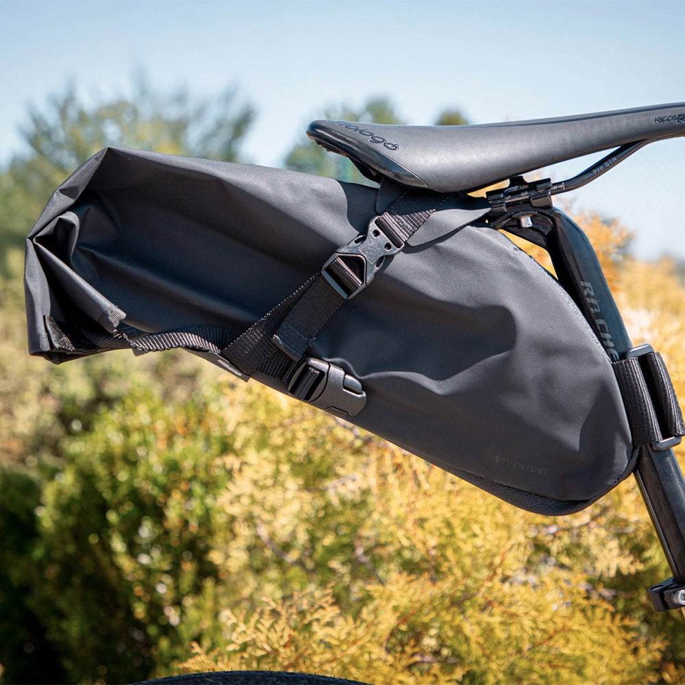 Krepšys po balneliu FORCE Adventure L // 5 L (juoda)